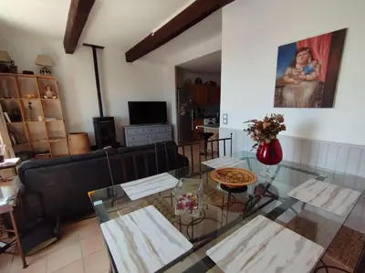 a living room with a glass table and a couch at Vue de rêve sur lagune de mer in Bages