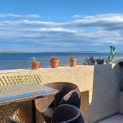 Vue de rêve sur lagune de mer