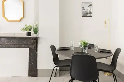 a dining room with a table and chairs at Appartement central confortable et spacieux in Carcassonne
