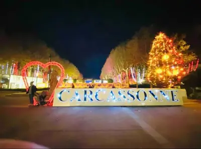 a sign that says caranson with a christmas tree at Appartement T2 avec vue château in Carcassone