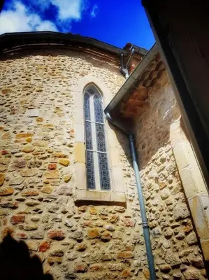 a tall brick building with a window on it at La maison des Chevaliers in Campagne-sur-Aude