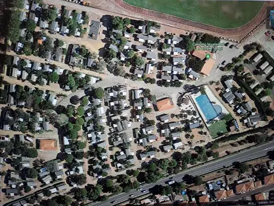 an overhead view of a parking lot full of houses at mobile home 047 in Port-la-Nouvelle