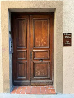 a wooden door in the side of a building at Golden Duplex Chic - Centre-Clim-Parking in Narbonne