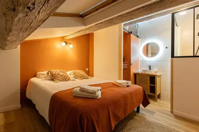 a bedroom with a bed with towels on it at TerraCosy 2 personnes - Climatisé, Wifi, proche centre & restaurants in Narbonne