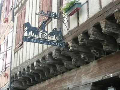 a street sign on the side of a building at Oustal de Papé le calme au cœur de Mirepoix in Mirepoix