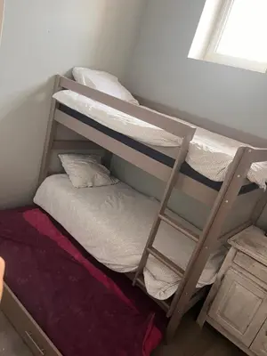 a couple of bunk beds in a room at Gîte Appartement à la campagne in Lautrec