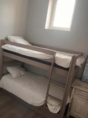 two bunk beds in a room with a window at Gîte Appartement à la campagne in Lautrec