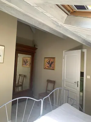 a bedroom with a bed and a mirror and chairs at Chic trainstation in Pomas