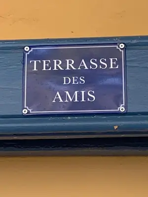 a sign that reads terrace des amis at Chic trainstation in Pomas