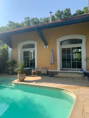 a house with a swimming pool and a patio at Chic trainstation in Pomas