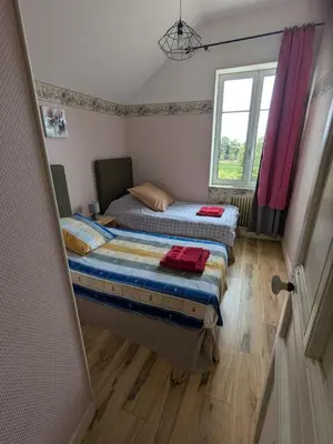 a bedroom with two beds and a window at Grande maison proche Carcassonne 10 p piscine spa sauna Le Grand Chalet Bellevue in Cavanac