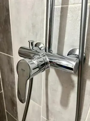 a metal shower handle in a shower stall at Les chambres de la bastide - 105 in Carcassone