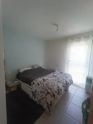 a bedroom with a bed and a window at Charmant T2 proche centre ville in Narbonne