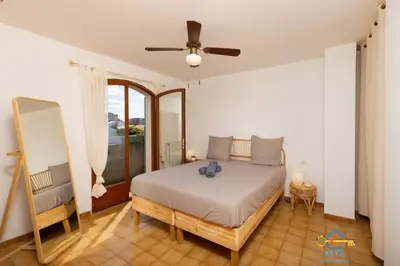 a bedroom with a bed and a ceiling fan at Maison Jade - Villa avec piscine - Barbecue - Calme in Narbonne