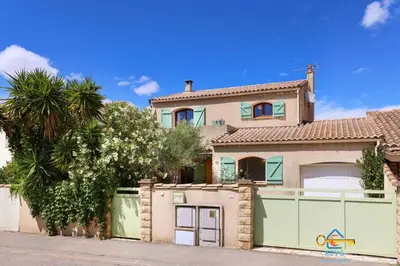 a house with a gate and a garage at Maison Jade - Villa avec piscine - Barbecue - Calme in Narbonne