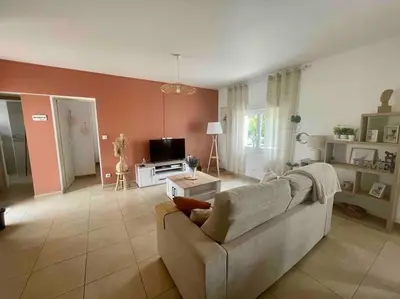 a living room with a couch and a tv at T2 refait à neuf Calme et agréable in Narbonne