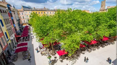 an overhead view of a street with tables and trees at Appartement central avec parking in Carcassone
