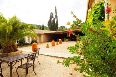 a patio with a table and chairs and plants at Gîte La Maison des Vendangeurs in Villesèque-des-Corbières