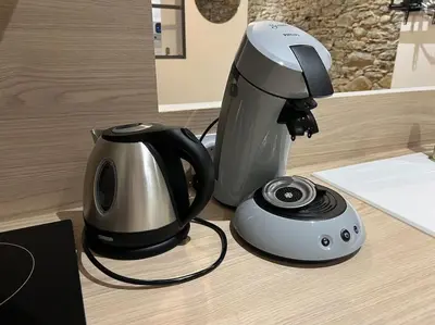 a mixer and a toaster on a counter at Le Merveilleux Voyage, Clim in Carcassonne