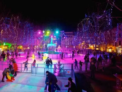 a group of people skating on an ice rink at night at Appartement climatisé avec vue sur la cité in Carcassonne