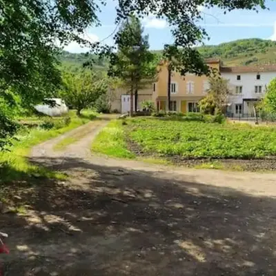 Agréable maison au bord de la rivière