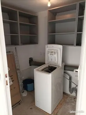 a kitchen with a washer and dryer in a room at Chez Sabine La Campagne in Narbonne