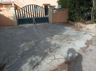 a driveway with a gate in front of a house at Chez Sabine La Campagne in Narbonne