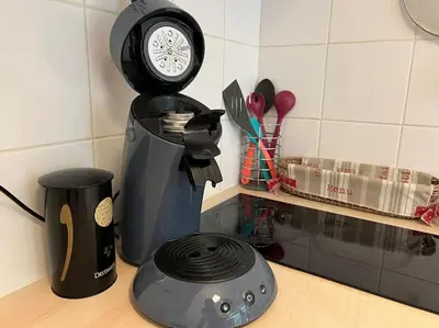 a kitchen counter with a clock on top of a blender at T2 Calme et Paisible Parking Piscine in Carcassonne