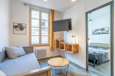 a living room with a couch and a bed at Le Cocon Coloré in Carcassonne