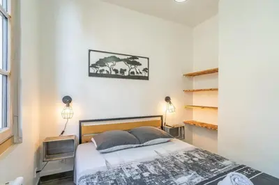 a bedroom with a bed in a room at Le Cocon Coloré in Carcassonne