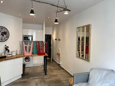 a kitchen and living room with a washer and dryer at Le Cocon Coloré in Carcassonne