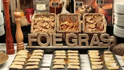 a sign that says ice creams on a table with food at You&Me hyper centre ville avec draps serviettes ménage final in Narbonne
