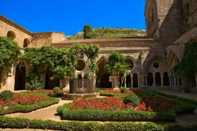 a courtyard with a garden with flowers and trees at You&Me hyper centre ville avec draps serviettes ménage final in Narbonne