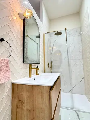a bathroom with a sink and a shower at Appartement de luxe à deux pas des Halles, quai Valliere in Narbonne