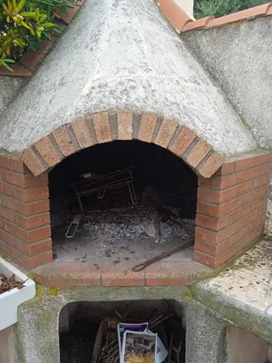 a brick oven with a table inside of it at Ancienne maison de pêcheurs in Port-la-Nouvelle