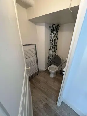 a small bathroom with a toilet in a room at Appartement in Limoux