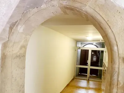 an archway in a room with a window at Le Marceau Terrasse Sur Le Toit in Narbonne
