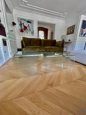 a living room with a couch and a glass table at Apparemment luxueux niché dans les arbres in Narbonne