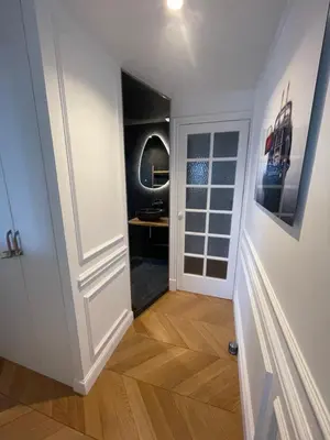a hallway with a door leading into a room at Apparemment luxueux niché dans les arbres in Narbonne