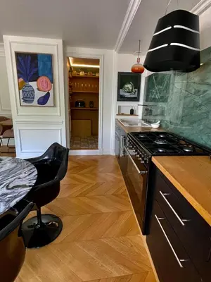 a kitchen with a stove and a counter top at Apparemment luxueux niché dans les arbres in Narbonne