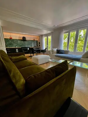 a living room with a couch and a piano at Apparemment luxueux niché dans les arbres in Narbonne