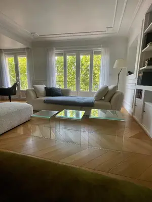 a living room with a couch and two glass tables at Apparemment luxueux niché dans les arbres in Narbonne