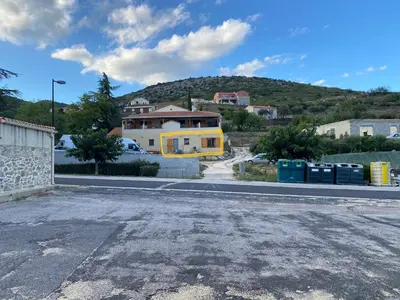 an empty street with a yellow house on a hill at Appartement T2 spacieux in Trévillach