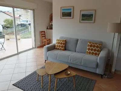 a living room with a couch and a table at GITE CHEZ JULES ET ODETTE in Comigne