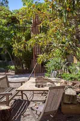 a picnic table and two chairs under a tree at Château de la Motte - Entre Narbonne et le Canal du Midi in Marcorignan