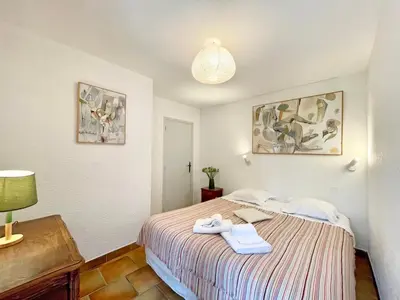 a bedroom with a bed with towels on it at Château de la Motte - Entre Narbonne et le Canal du Midi in Marcorignan