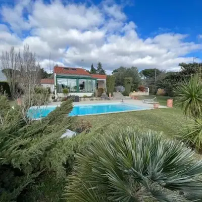 Gorgeous 5 bedroom villa with air con