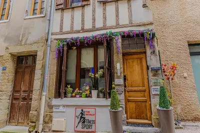 a shop with flowers in the window of a building at The retreat in Montréal