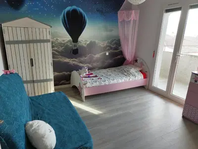 a childs bedroom with a balloon and a bed at Appartement Familial proche de Carcassonne in Villemoustaussou