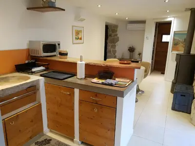 a kitchen with a counter with a sink and a microwave at La Félicita - Gîte de charme proche de Narbonne in Moussan